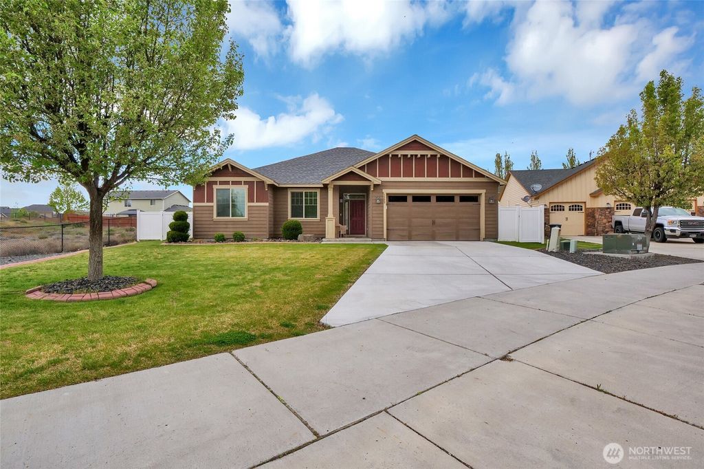 Photo of 1202 Fairway Drive NE, Moses Lake, WA 98837 (MLS # 2512843)
