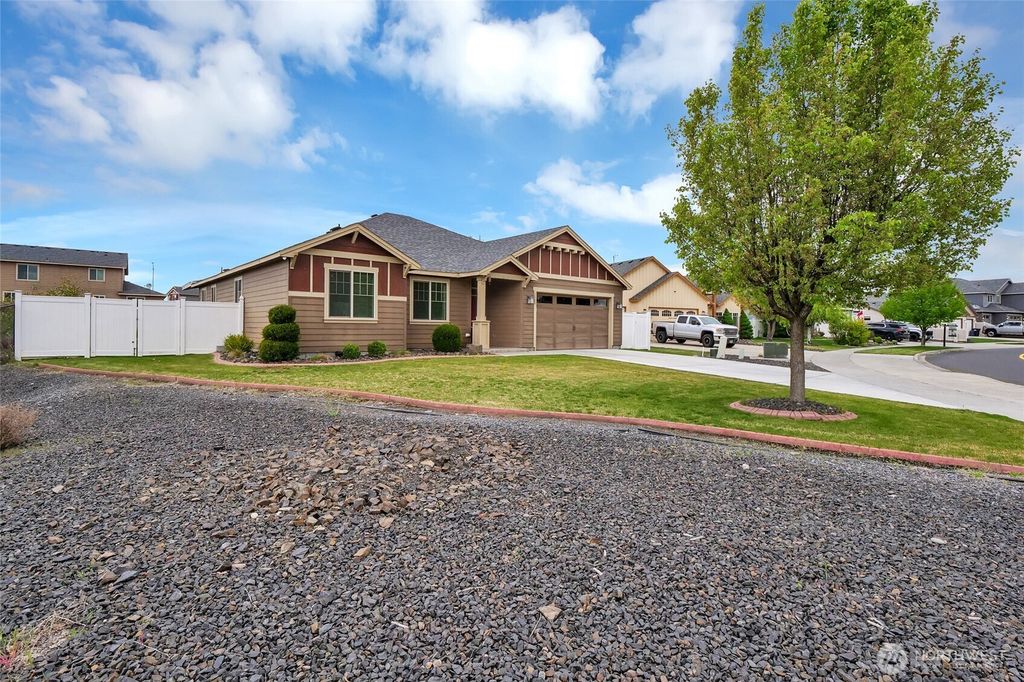 Photo of 1202 Fairway Drive NE, Moses Lake, WA 98837 (MLS # 2512843)