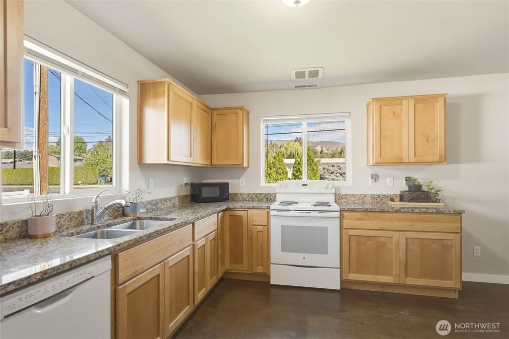 Photo of 25 Sun Valley Drive, Wenatchee, WA 98801 (MLS # 2516688)
