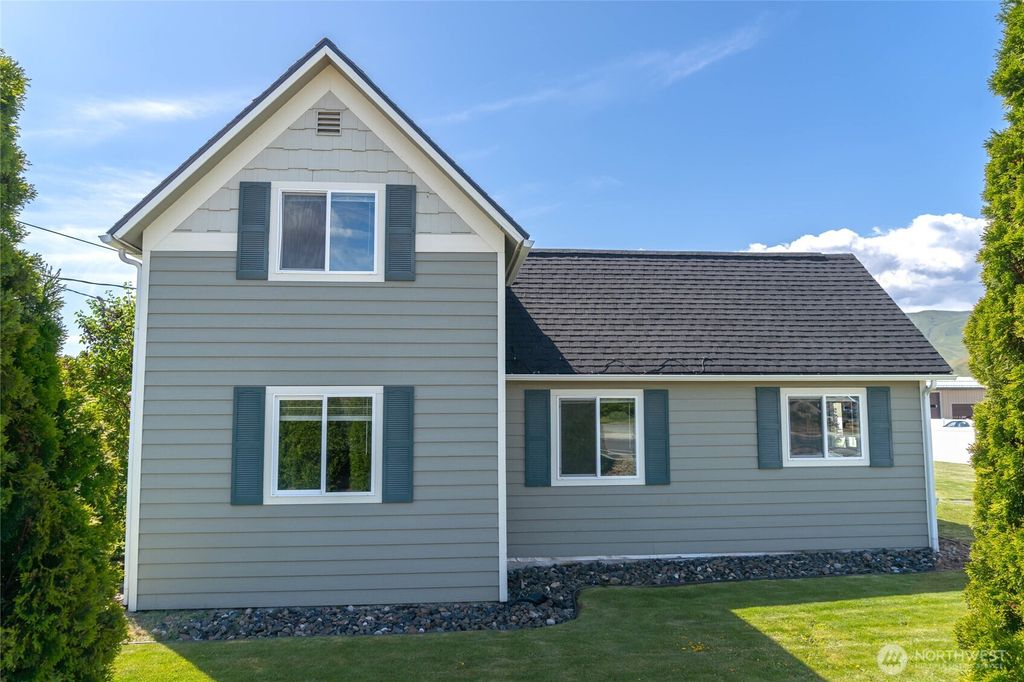 Photo of 25 Sun Valley Drive, Wenatchee, WA 98801 (MLS # 2516688)