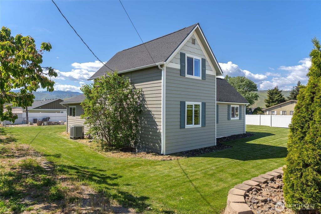 Photo of 25 Sun Valley Drive, Wenatchee, WA 98801 (MLS # 2516688)