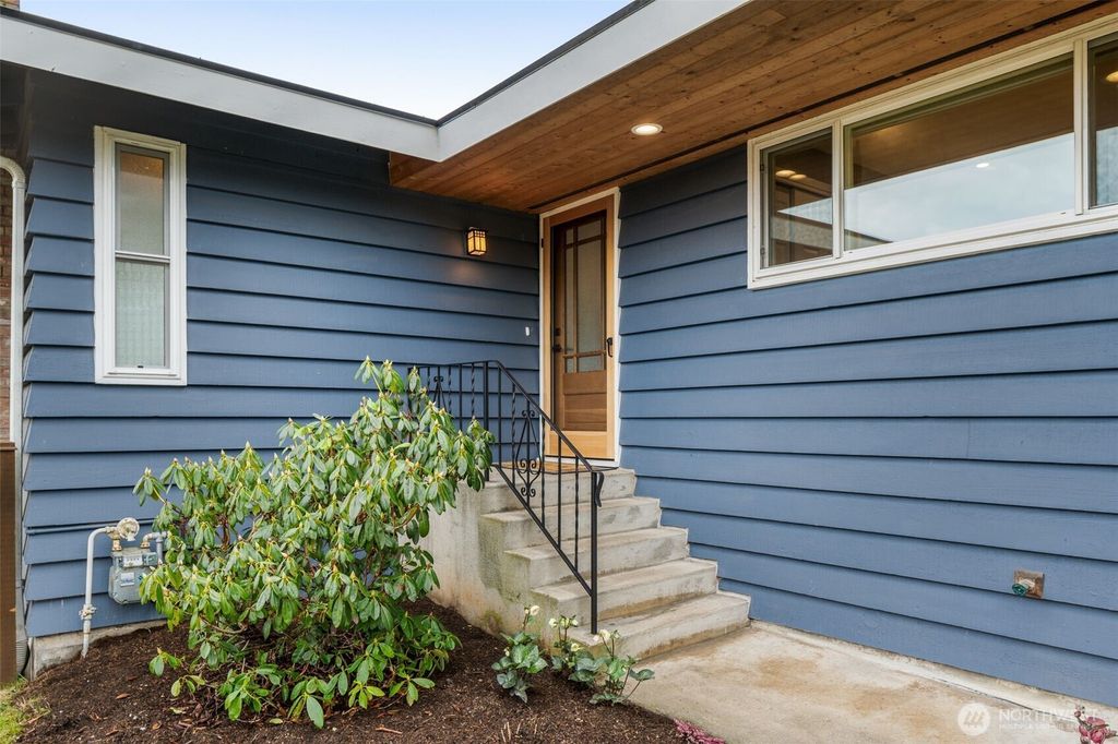 Photo of 19870 47th Avenue NE, Lake Forest Park, WA 98155 (MLS # 2476198)