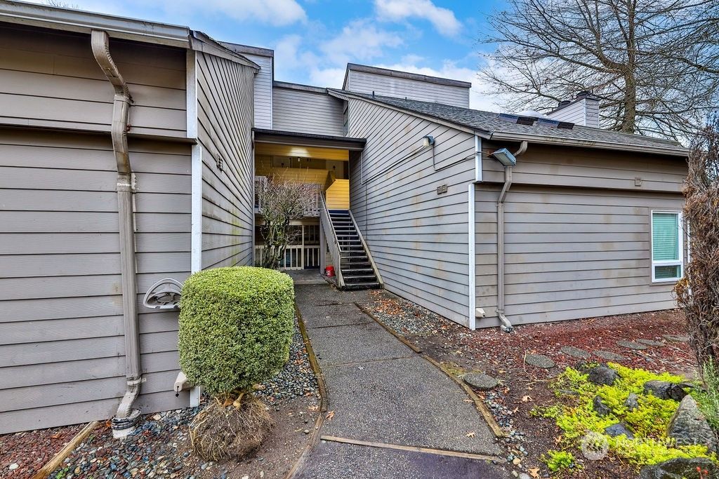 Photo of 2524 S 317th Street #304, Federal Way, WA 98003 (MLS # 2198061)