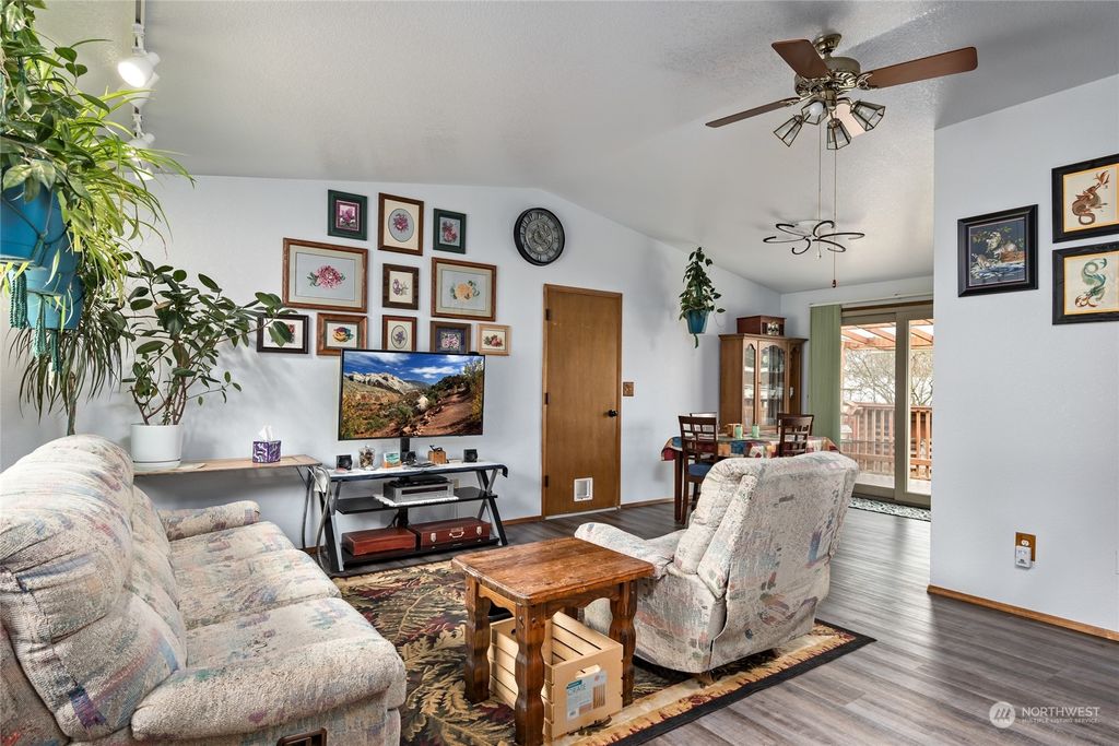 listing image 9364953689815710938