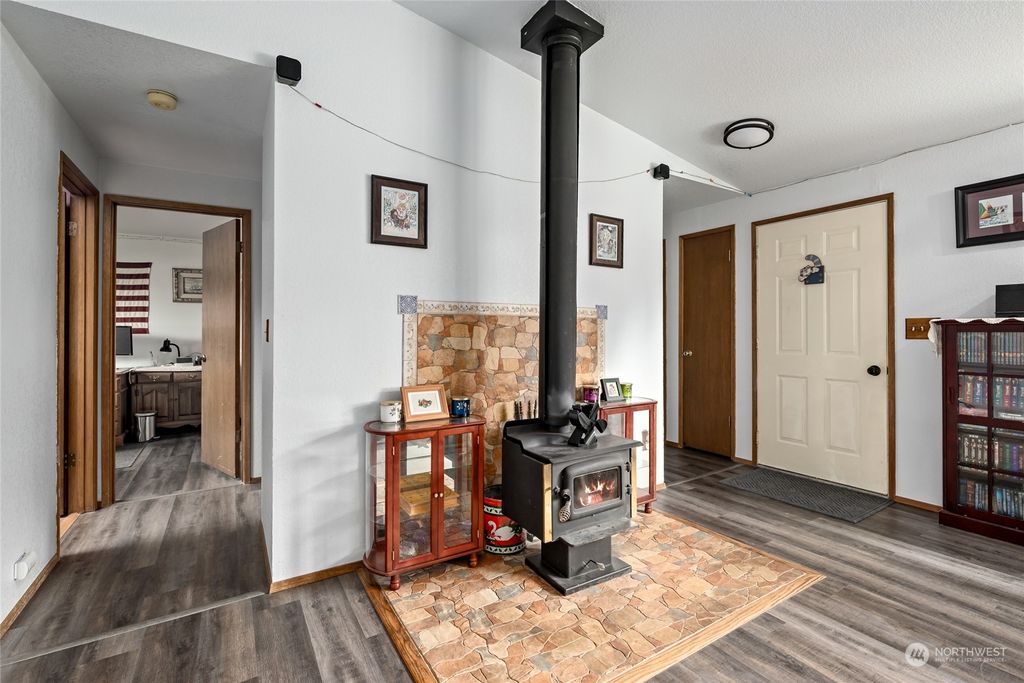 listing image 9366299522383949703