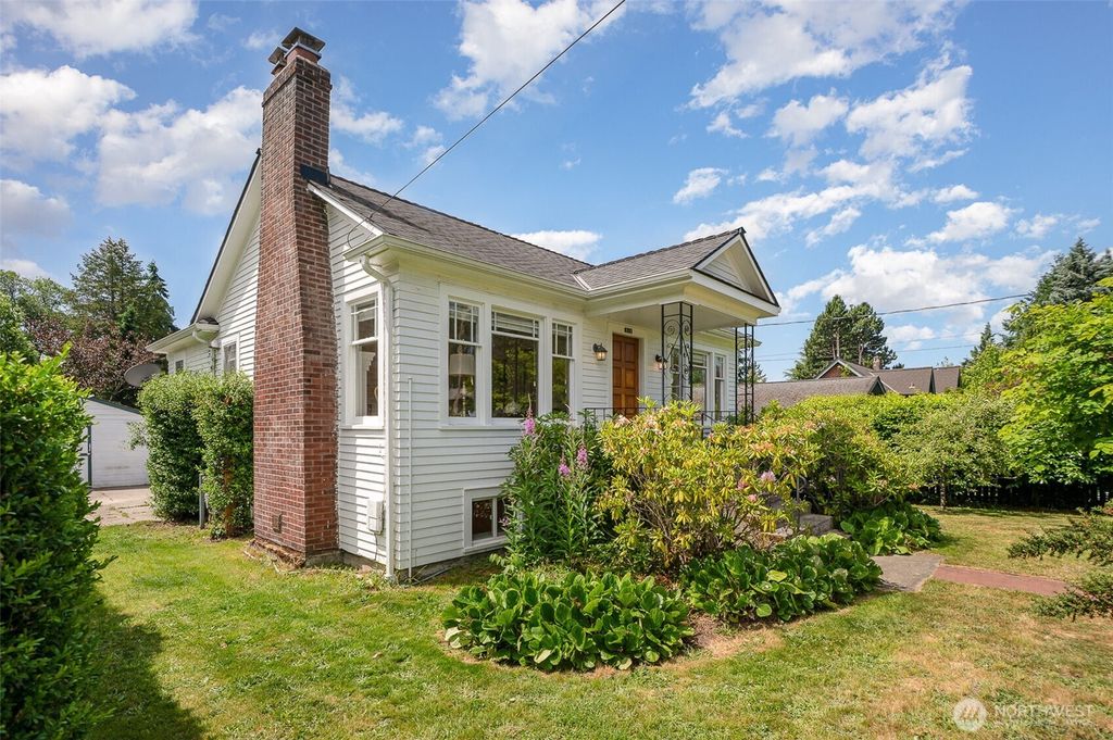 Photo of 515 N 122nd Street, Seattle, WA 98133 (MLS # 2392100)