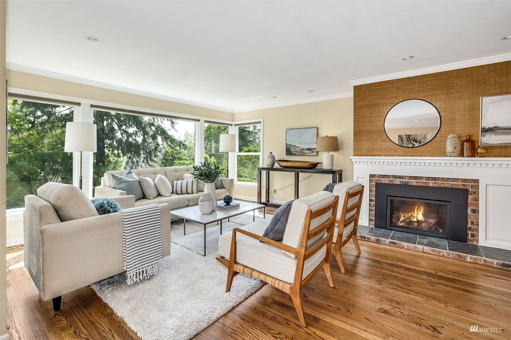 Photo of 6626 57th Avenue NE, Seattle, WA 98115 (MLS # 1994351)