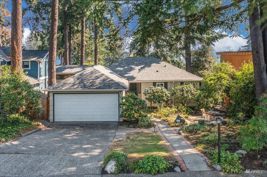 Photo of 6626 57th Avenue NE, Seattle, WA 98115 (MLS # 1994351)
