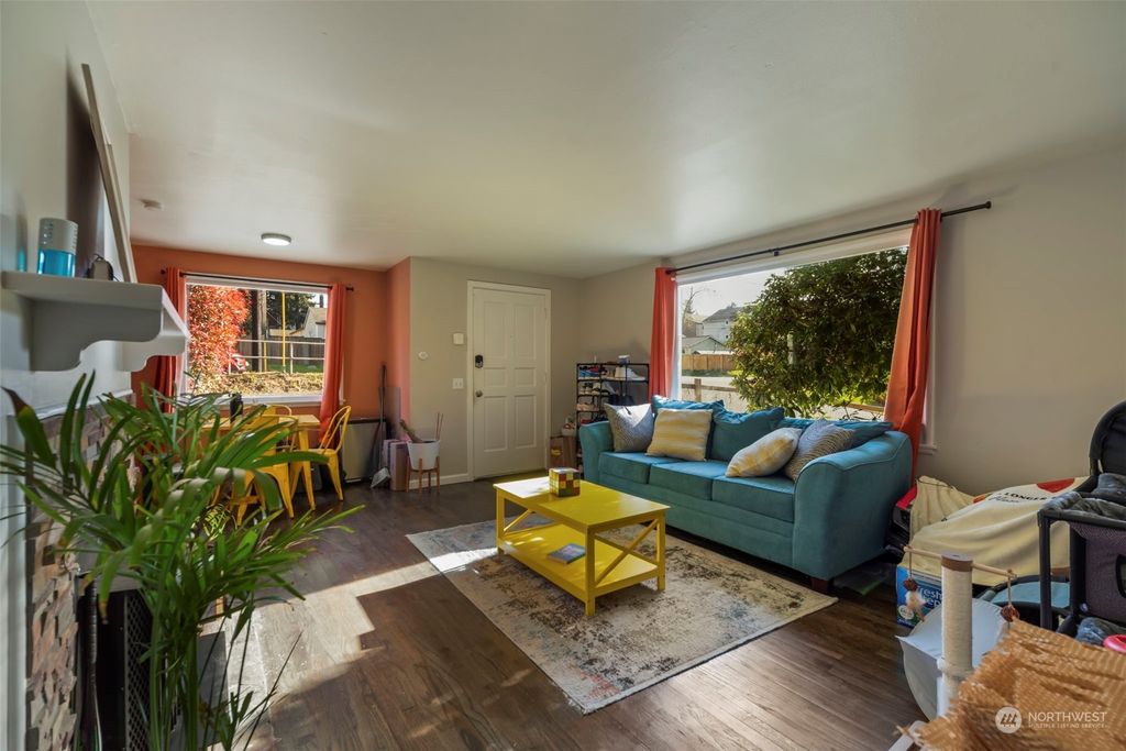Photo of 1402 N 145th Street, Shoreline, WA 98133 (MLS # 2231741)