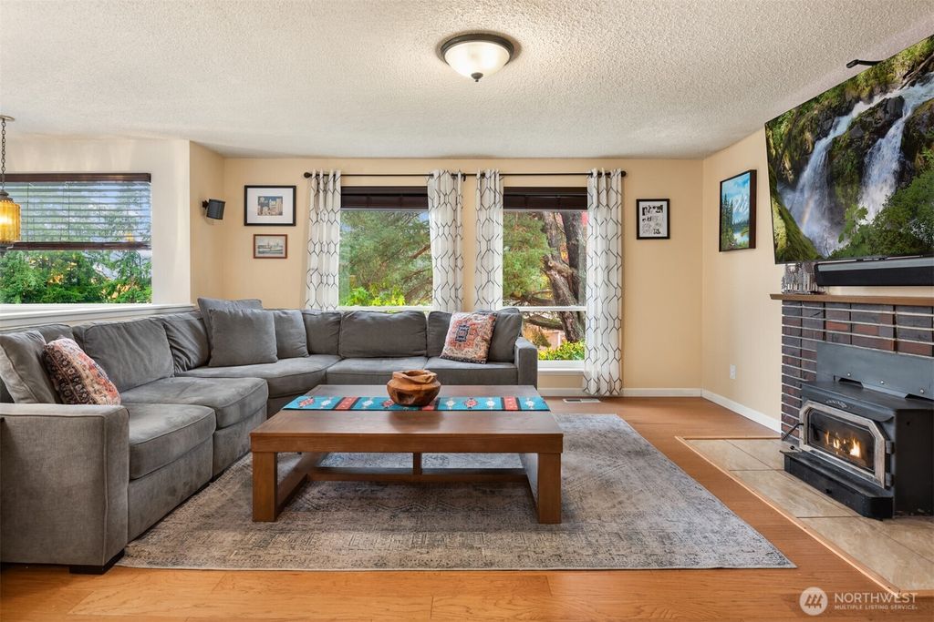 Photo of 17112 136th Place SE, Renton, WA 98058 (MLS # 2455041)