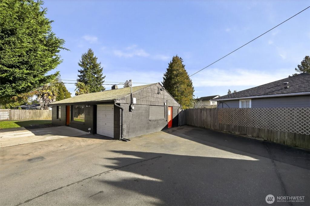 Photo of 207 S 108th Place, Seattle, WA 98168 (MLS # 2479535)