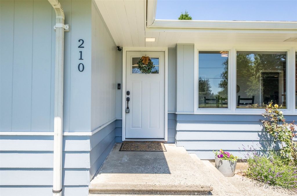 Photo of 210 13th Street St, Snohomish, WA 98290 (MLS # 2246535)