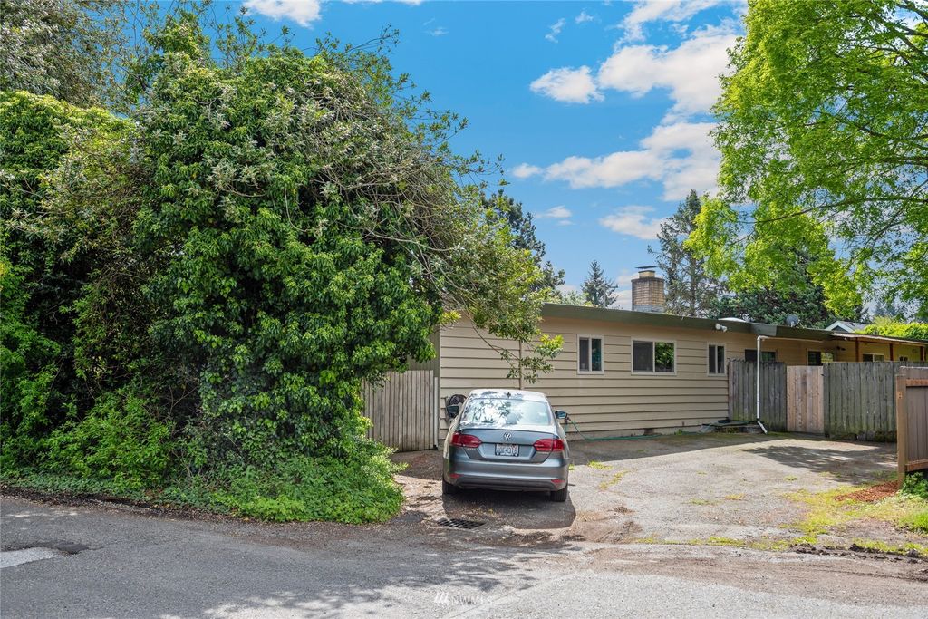 Photo of 15405 10th Avenue SW, Burien, WA 98166 (MLS # 1938313)
