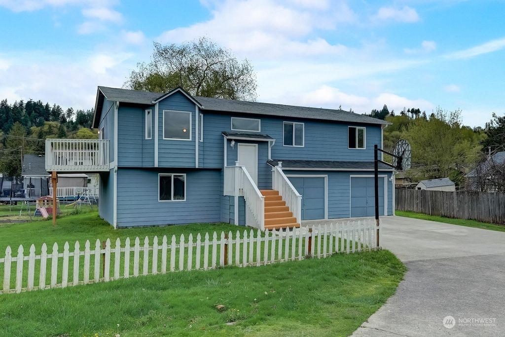 Photo of 210 6th Avenue N, Algona, WA 98001 (MLS # 2221932)