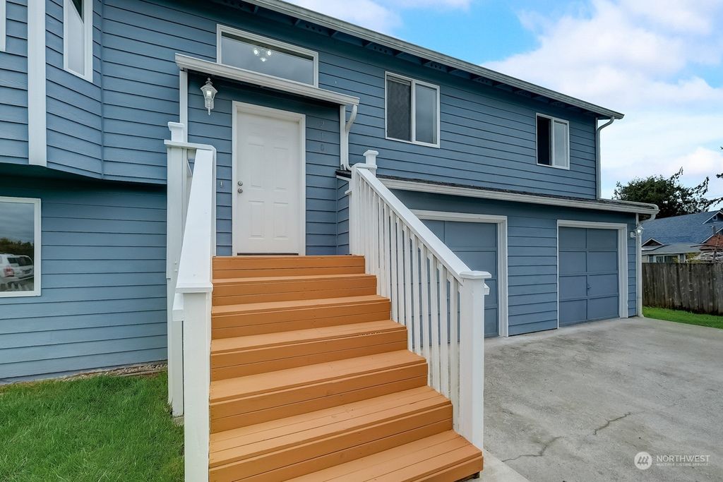 Photo of 210 6th Avenue N, Algona, WA 98001 (MLS # 2221932)
