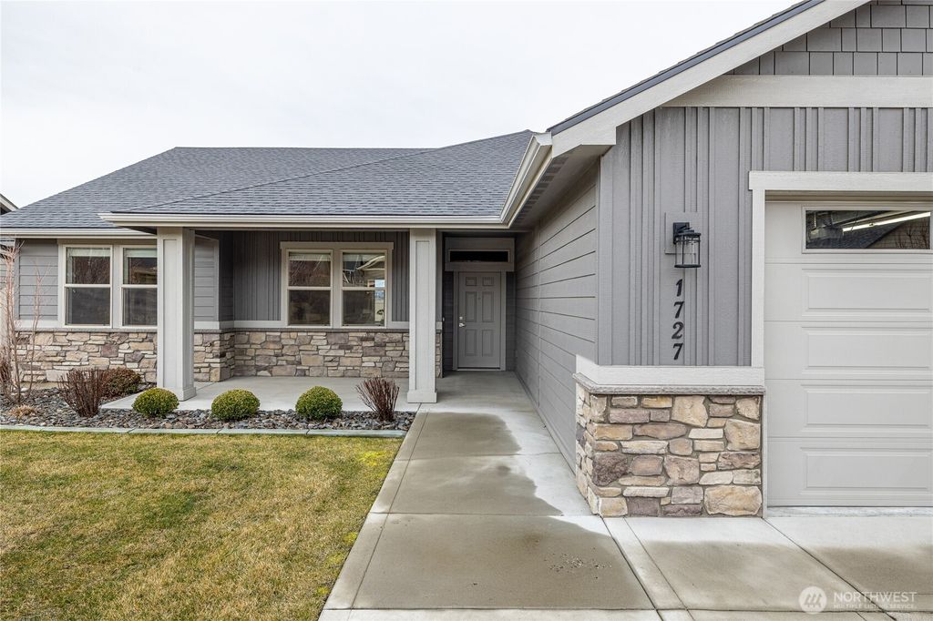 Photo of 1727 Brambling Brae Lane, Wenatchee, WA 98801 (MLS # 2495513)