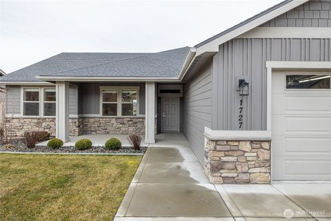 Photo of 1727 Brambling Brae Lane, Wenatchee, WA 98801 (MLS # 2495513)