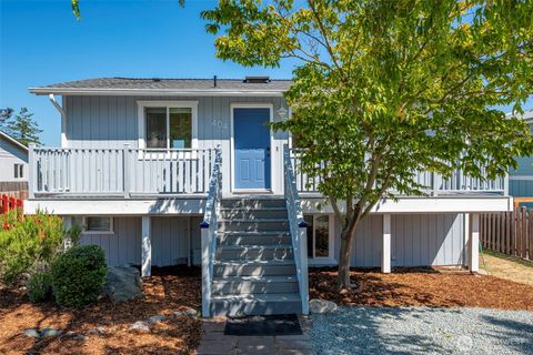 Photo of 404 NE 4th Street, Coupeville, WA 98239 (MLS # 2441980)