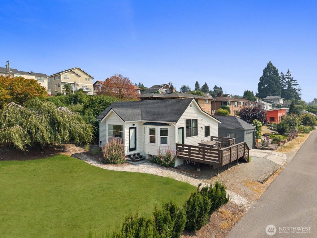 Photo of 1315 S 7th St ST, Renton, WA 98057 (MLS # 2565292)