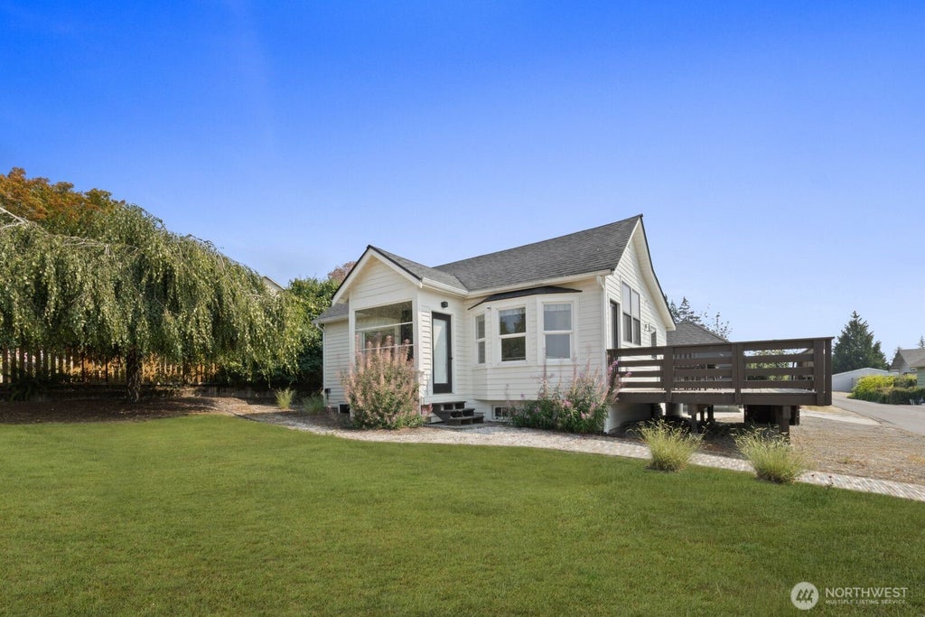 Photo of 1315 S 7th St ST, Renton, WA 98057 (MLS # 2565292)