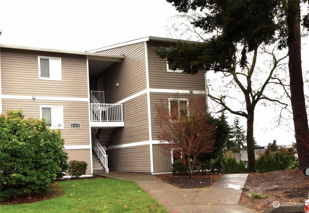 Photo of 12429 NE 130th Ct Ct #G101, Kirkland, WA 98034 (MLS # 2181701)