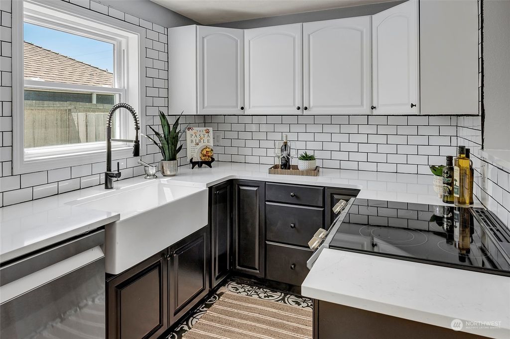 Photo of 8105 34th Avenue SW, Seattle, WA 98126 (MLS # 2261890)