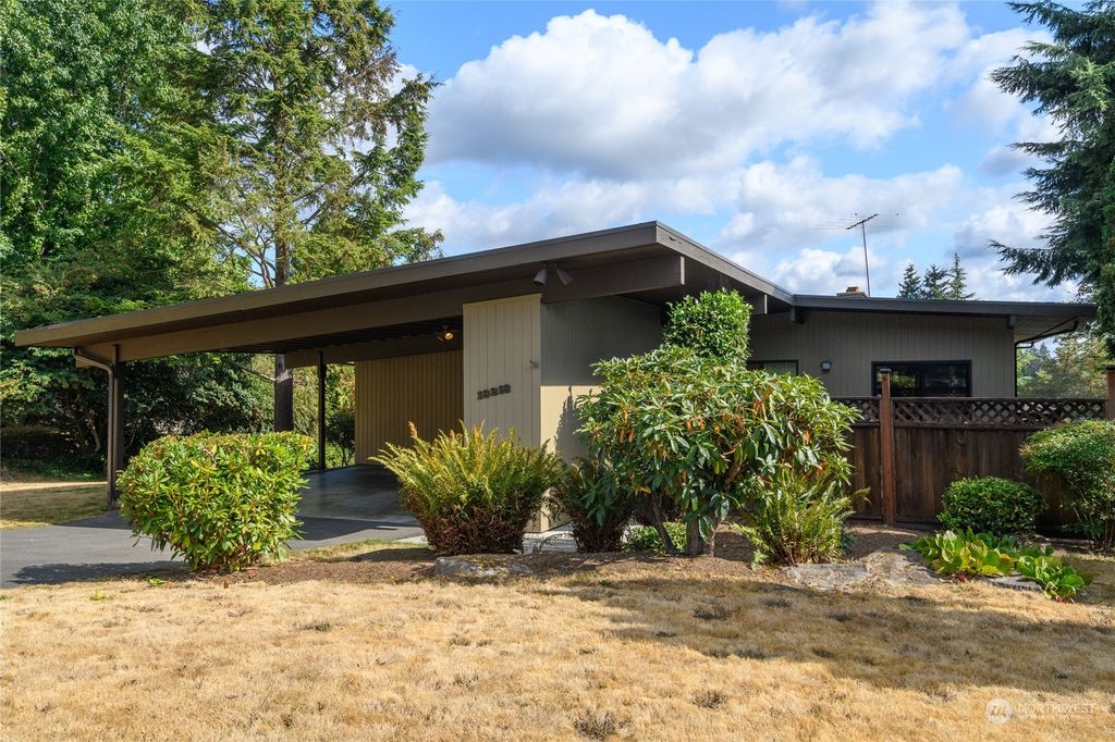 Photo of 18218 58th Avenue NE, Kenmore, WA 98028 (MLS # 2002744)