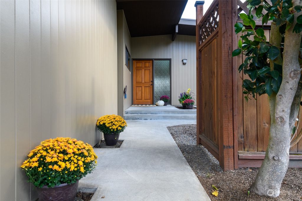 Photo of 18218 58th Avenue NE, Kenmore, WA 98028 (MLS # 2002744)