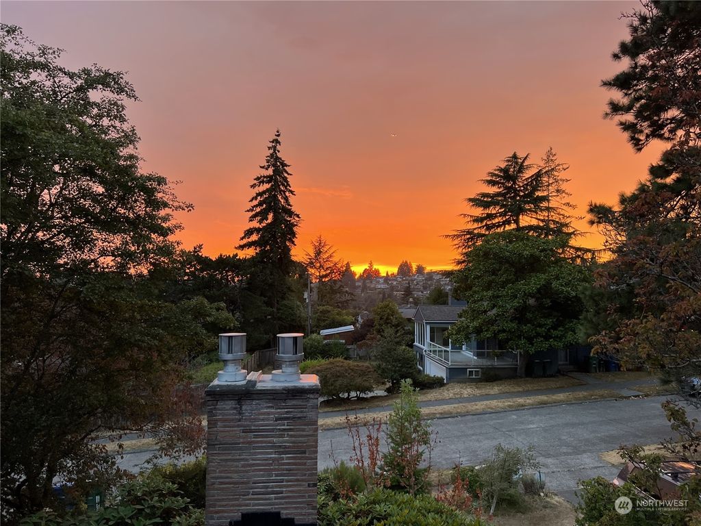Photo of 5612 59th Avenue NE, Seattle, WA 98105 (MLS # 2074729)