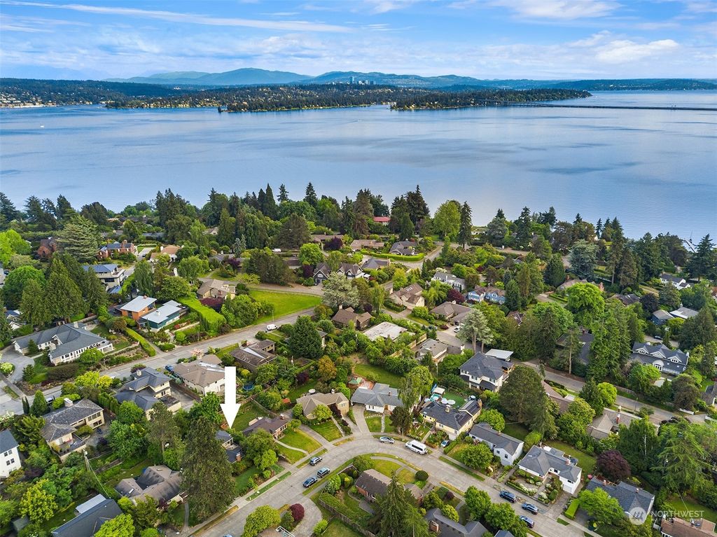 Photo of 5612 59th Avenue NE, Seattle, WA 98105 (MLS # 2074729)