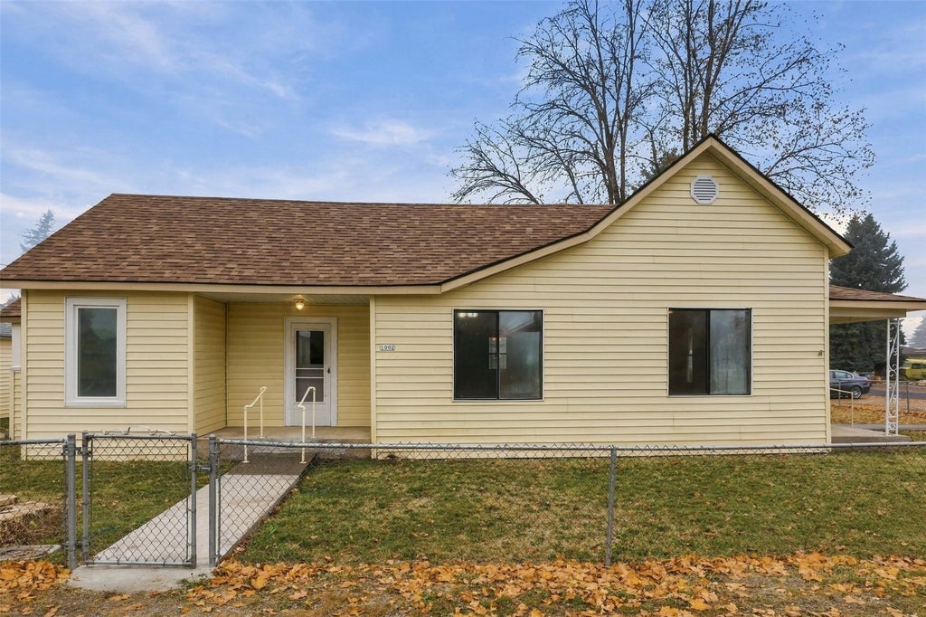 Photo of 1002 12th Street, Davenport, WA 99122 (MLS # 2599370)