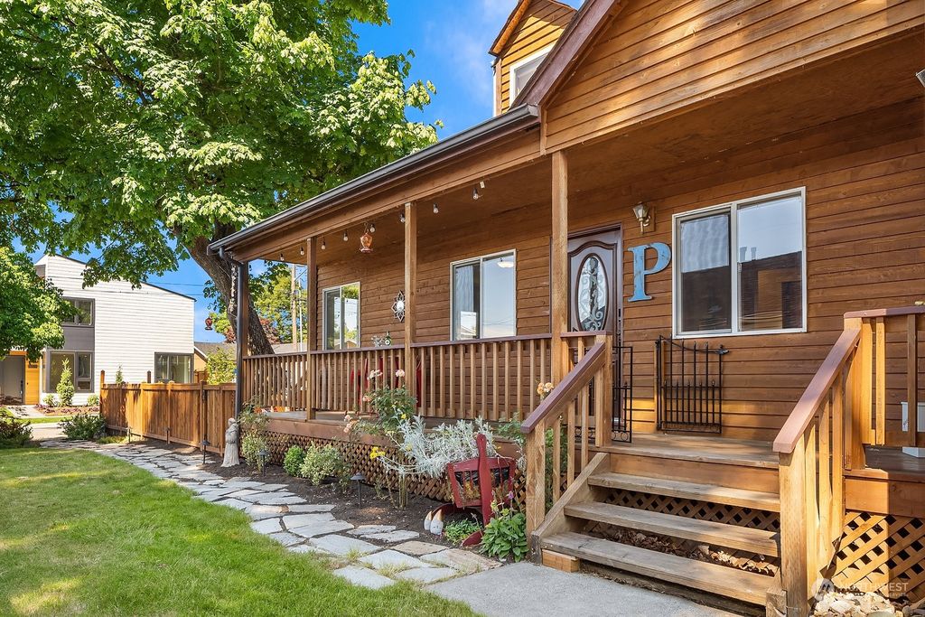 Photo of 911 N 31st Street, Renton, WA 98056 (MLS # 2133817)