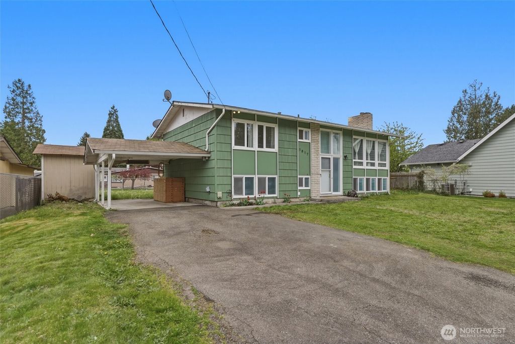 Photo of 1817 S 262nd Place, Des Moines, WA 98198 (MLS # 2511137)