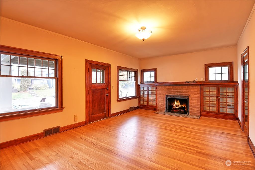 Photo of 2410 Everett Avenue, Everett, WA 98201 (MLS # 2176110)