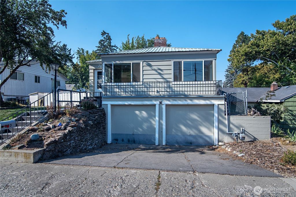Photo of 203 N Walnut Street, Ellensburg, WA 98926 (MLS # 2443781)
