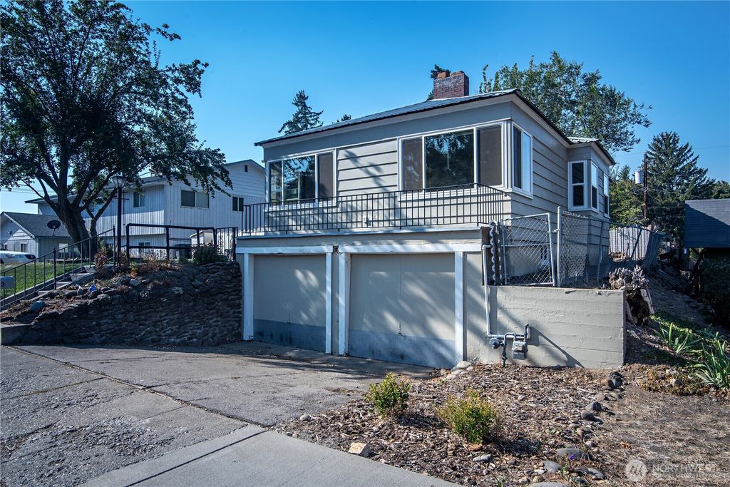 Photo of 203 N Walnut Street, Ellensburg, WA 98926 (MLS # 2443781)