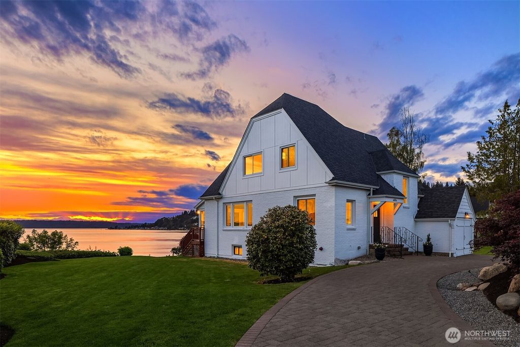 Photo of 17985 Normandy Terrace SW, Normandy Park, WA 98166 (MLS # 2399008)