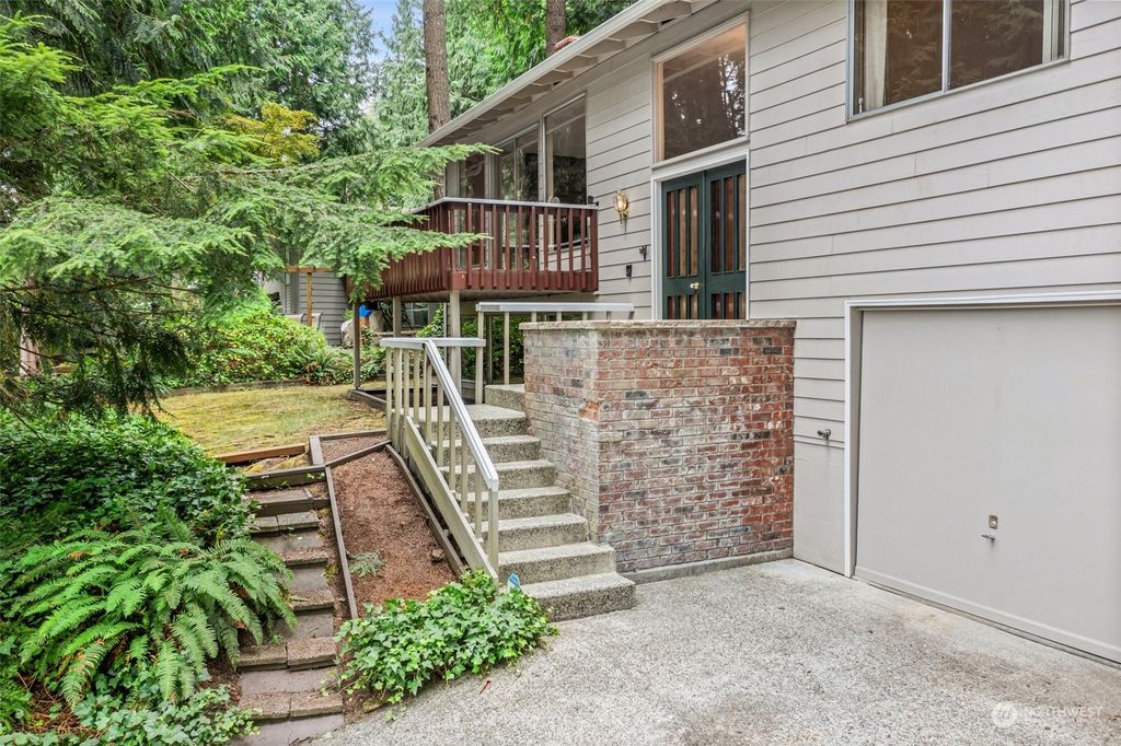 Photo of 860 Greenwood Boulevard SW, Issaquah, WA 98027 (MLS # 2266426)