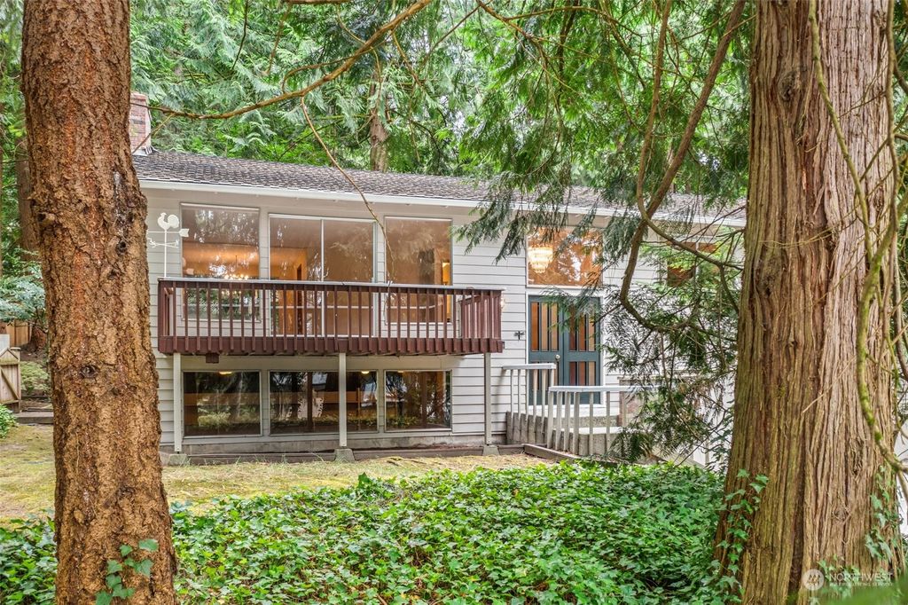 Photo of 860 Greenwood Boulevard SW, Issaquah, WA 98027 (MLS # 2266426)