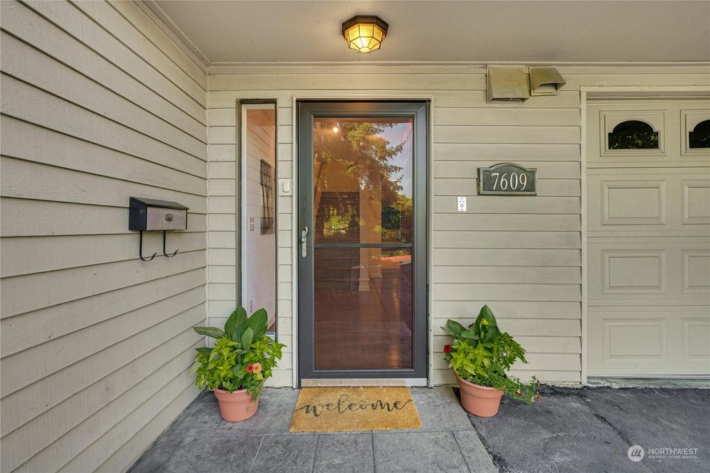 Photo of 7609 SE 29th Street, Mercer Island, WA 98040 (MLS # 2291606)