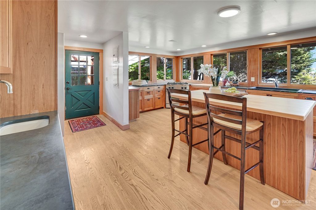 listing image 9361153322100301298