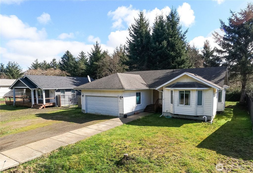Photo of 890 Vagabond Avenue SW, Ocean Shores, WA 98569 (MLS # 2495813)