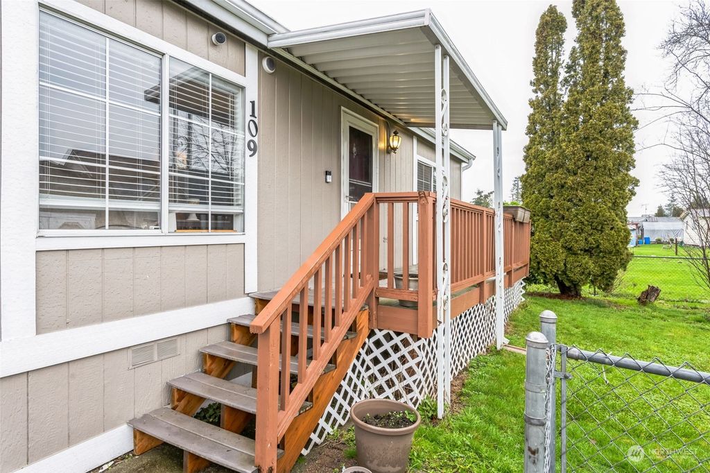 Photo of 109 4th Avenue S, Algona, WA 98001 (MLS # 2319752)