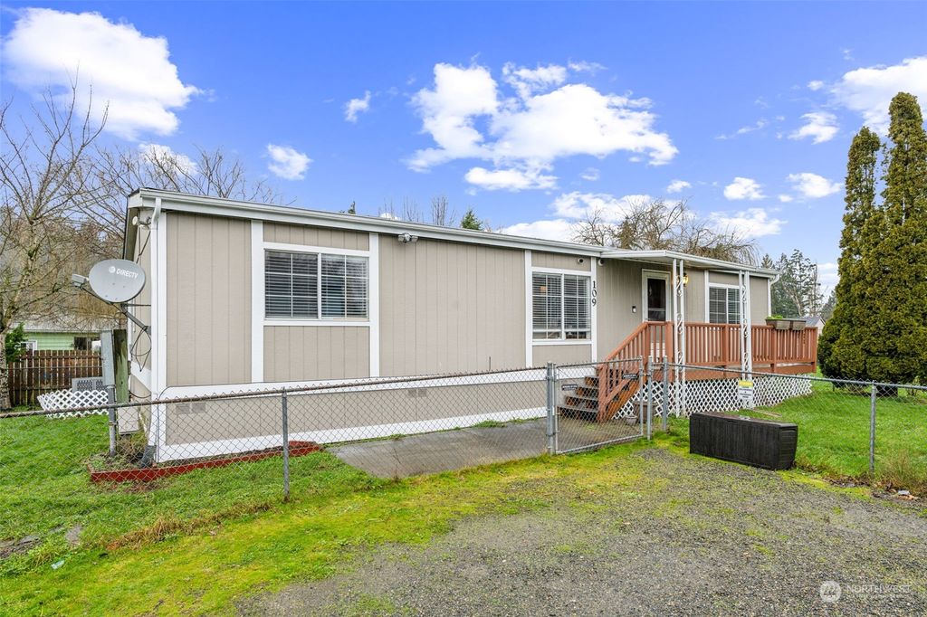 Photo of 109 4th Avenue S, Algona, WA 98001 (MLS # 2319752)