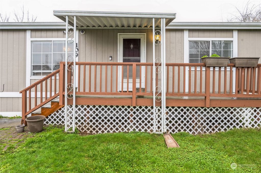 Photo of 109 4th Avenue S, Algona, WA 98001 (MLS # 2319752)