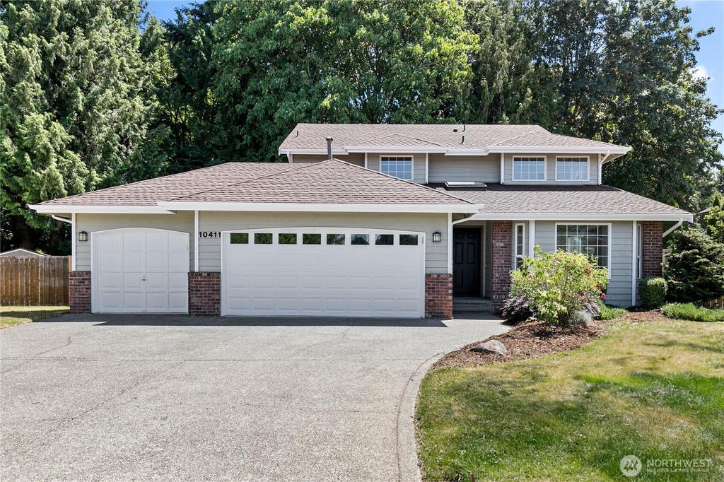 Photo of 10411 SE 187th Court, Renton, WA 98055 (MLS # 2545698)