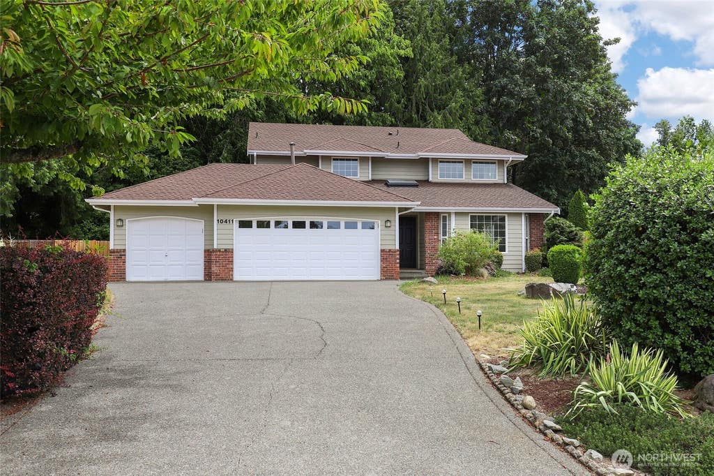 Photo of 10411 SE 187th Court, Renton, WA 98055 (MLS # 2545698)