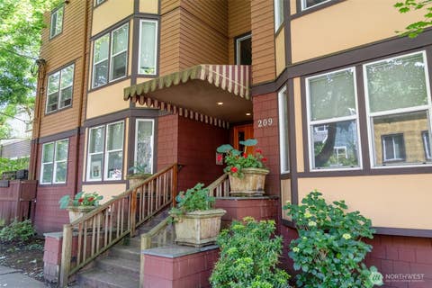 Photo of 209 N 39th Street #304, Seattle, WA 98103 (MLS # 2570710)