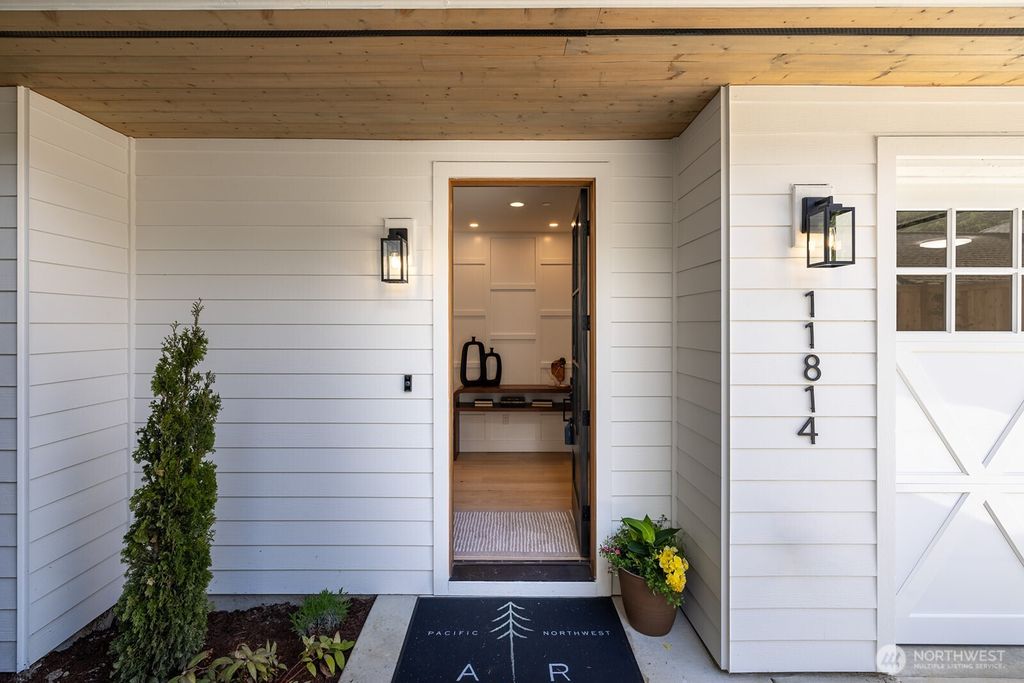 Photo of 11814 NE 103rd Place, Kirkland, WA 98033 (MLS # 2520940)