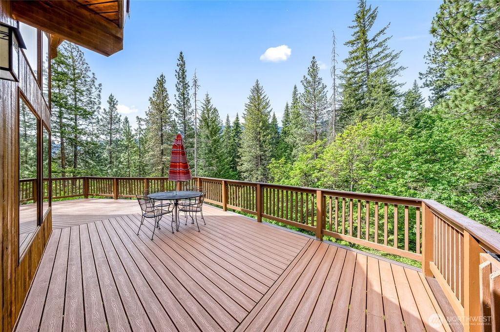 Photo of 16761 Lakeview Drive, Leavenworth, WA 98826 (MLS # 2528238)